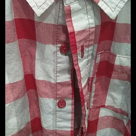 It is a shirt that has buttons and that has red - Picture 3 of 5